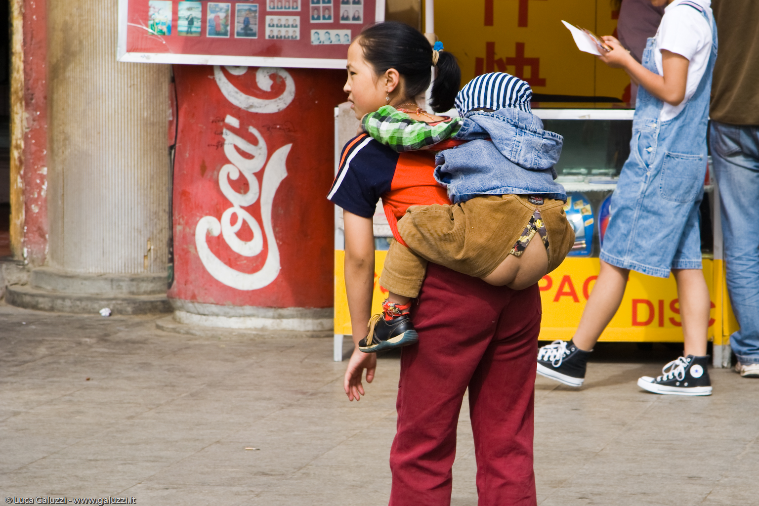 Le mamme di Lhasa adottano un sistema molto semplice per consentire ai loro bambini di fare i loro bisogni senza la necessità di cambiare loro il pannolino: un´ampia apertura nei pantaloni dei loro piccoli
