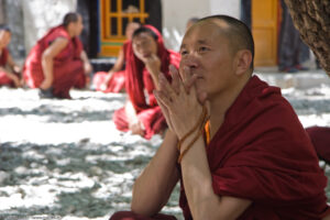 Venne fondato nel 1419, da Jamchen Chojey (Sakya Yeshe), un discepolo di Tsong Khapa
