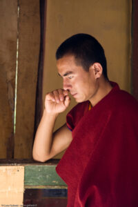 Il monastero di Drepung fu chiuso dalle autorità cinesi il 14 marzo 2008, dopo che una rivolta contro le regole cinesi condotta dai monaci si trasformò in uno scontro violento