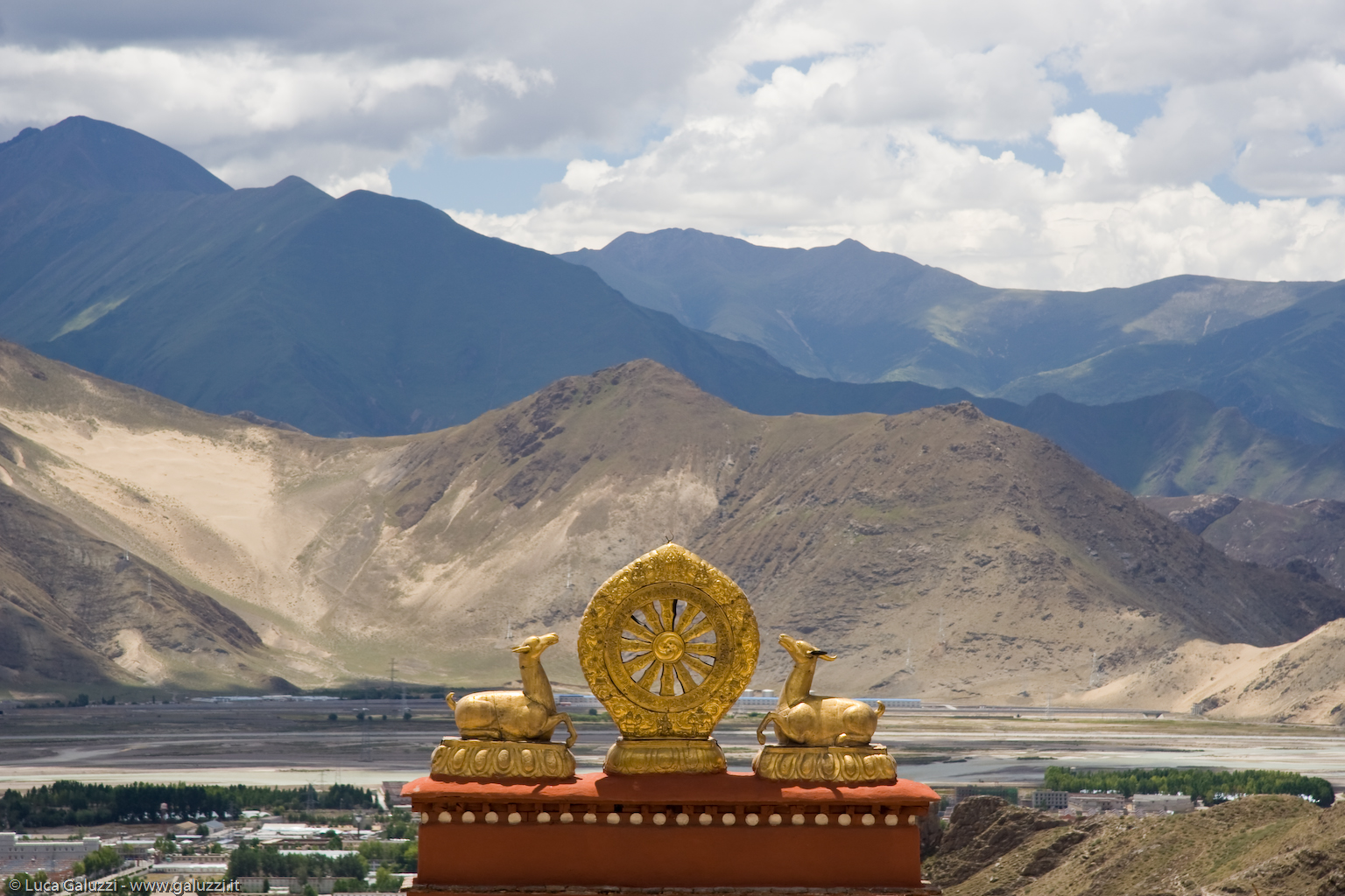 Drepung è il più grande monastero del Tibet, situato appena fuori la capitale, Lhasa. Viene soprannominato Mucchio di riso per l´essere costituito da un insieme caotico di costruzioni di colore bianco.