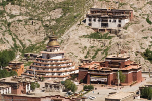 Kumbum. A livello simbolico, lo Stupa rappresenta il corpo di Buddha, la sua parola e la sua mente che mostrano il sentiero dell´illuminazione.