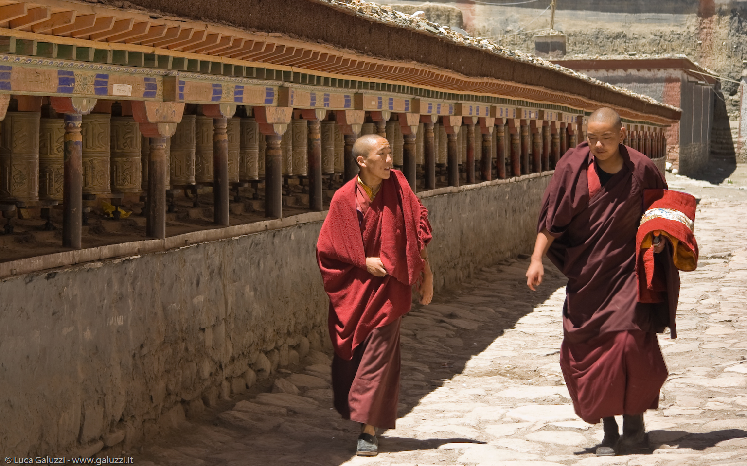 Il monastero andò distrutto negli anni della Rivoluzione Culturale e i monaci superstiti si rifugiarono in India. Oggi la vita monacale sta lentamente riprendendo.
