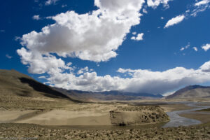 Viaggio in fuoristrada lungo la catena Himalayana attraversando il passo Gyatso La (5220 m) per raggiungere Shegar (4300 m).
