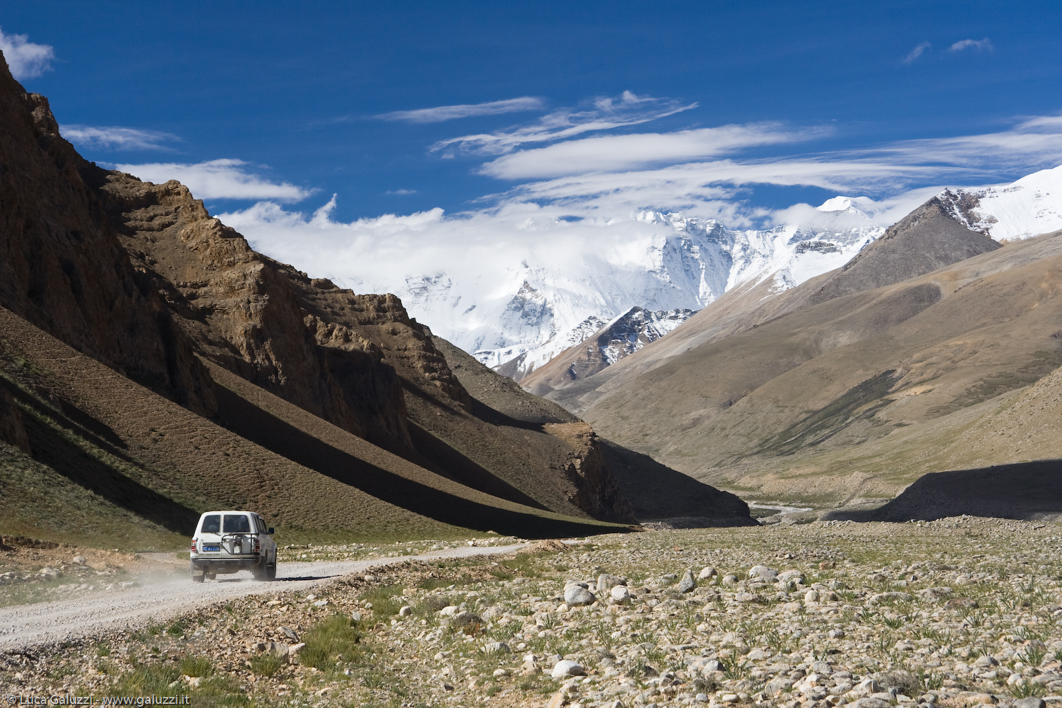 Discesa verso la valle di Rongphu, sede del monastero più alto del mondo: 4980 m sul livello del mare.