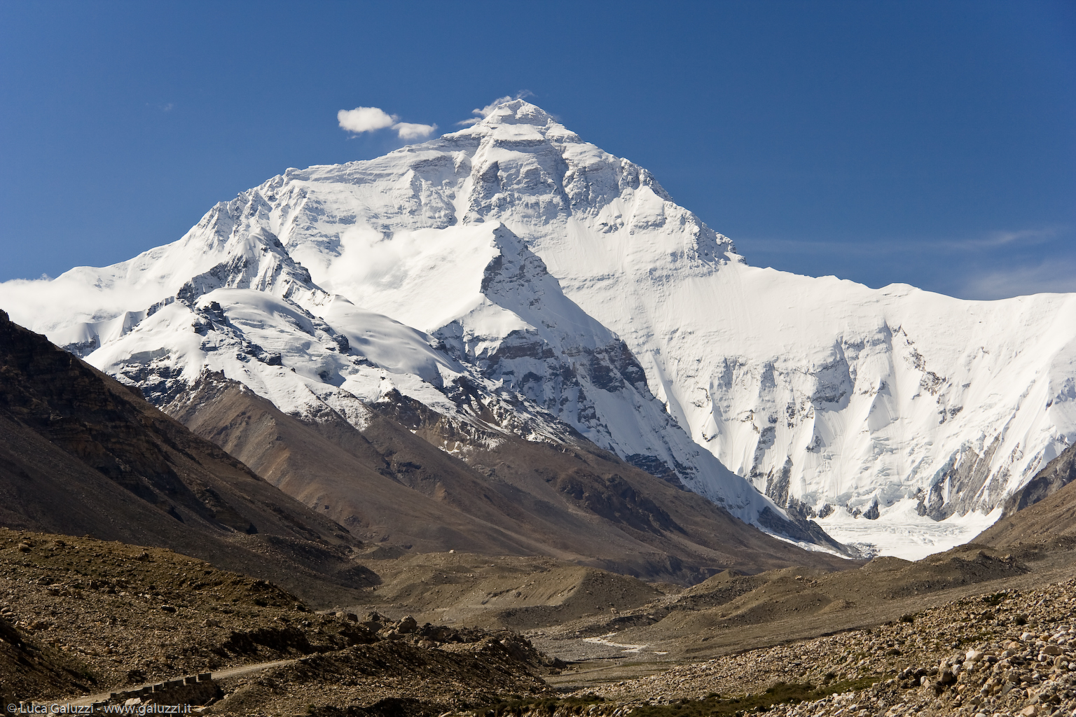 Il Monte Everest, 8.849 m, è la più alta vetta della Terra. Chiamato Chomolangma (madre dell´universo) in tibetano.