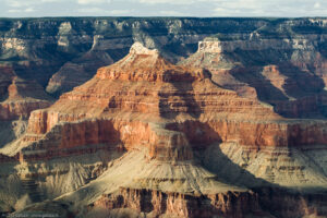 Il Grand Canyon è un lungo taglio (446 km) molto profondo - in alcuni punti anche 1.600 metri - nella regione del Colorado Plateau che rende visibili strati del Proterozoico e del Paleozoico