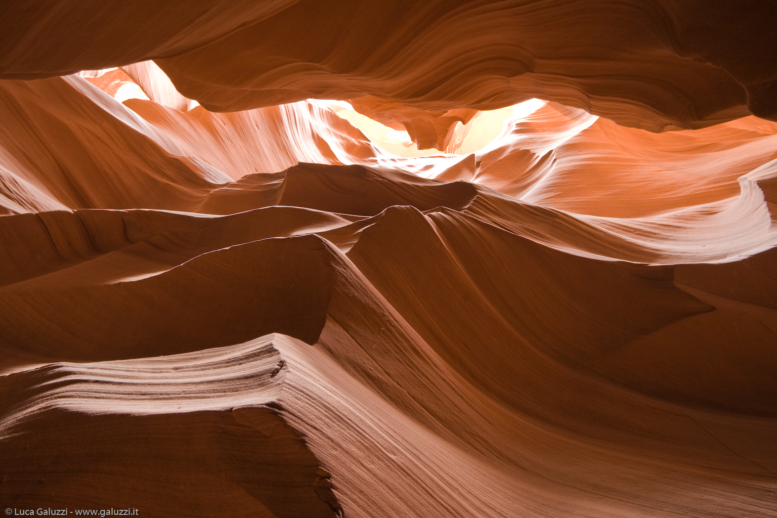L'Antelope Canyon si è formato nel corso di milioni di anni a causa dell'erosione dell'arenaria da parte dell'acqua e del vento