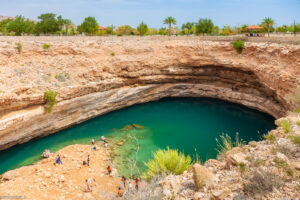 Hawiyyat Najm, noto come Bimmah Sinkhole. Depressione piena d'acqua (dolina) nella roccia calcarea nel Sultanato dell'Oman