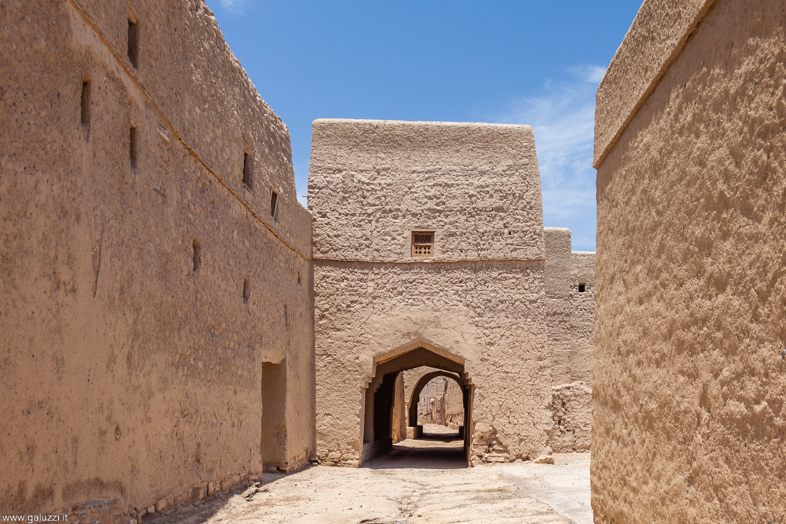 Minah, risale al quinto secolo dell’egira (1100). Contiene più di 376 case, 250 pozzi, 4 moschee ed è il villaggio più grande ed antico in Oman