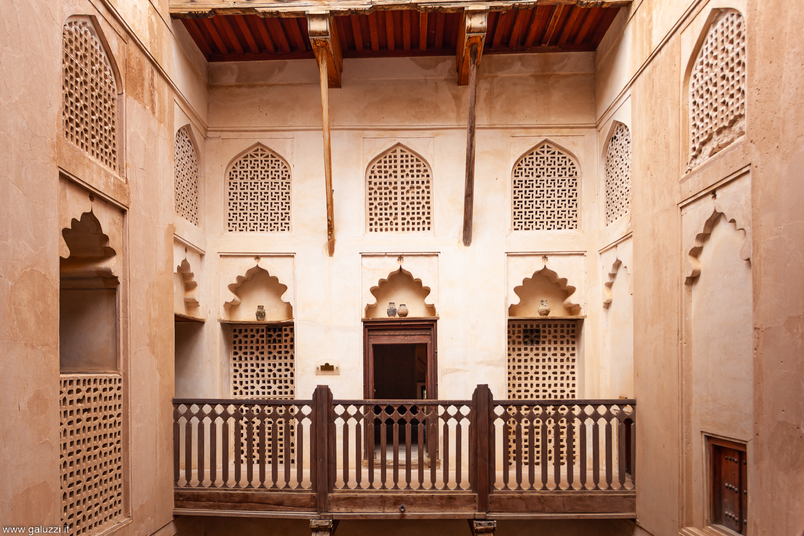 I soffitti del Castello di Jabrin sono decorati con dipinti e iscrizioni dell’era islamica e le sue porte sono splendidamente intagliate