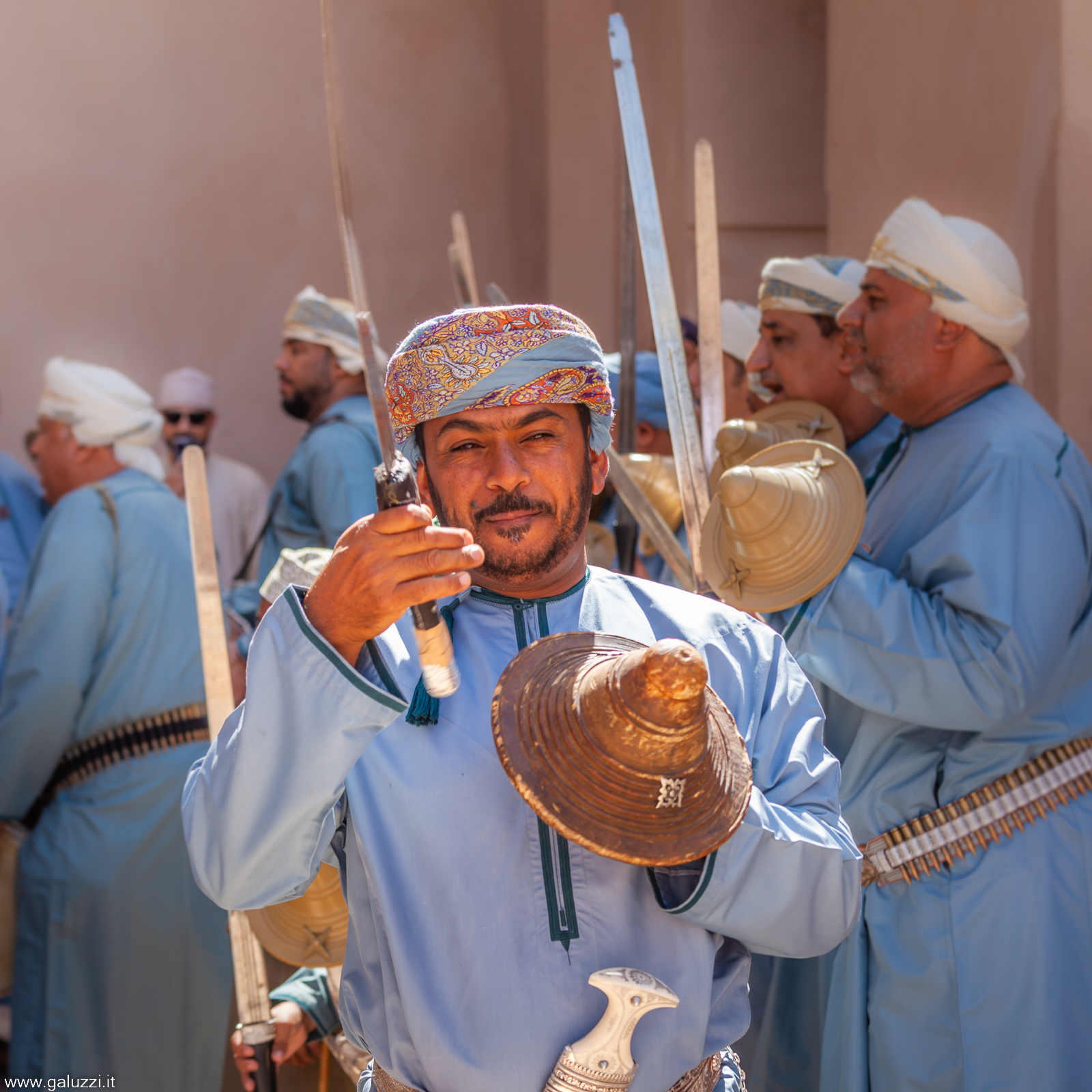 Danza tradizionale della spada omani nel Forte di Nizwa