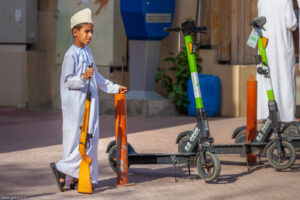 Fucili e monopattini nel Souq di Nizwa