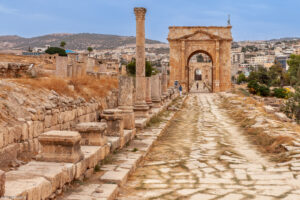 Jerash, Tetrapylon settentrionale con la porta nord sullo sfondo