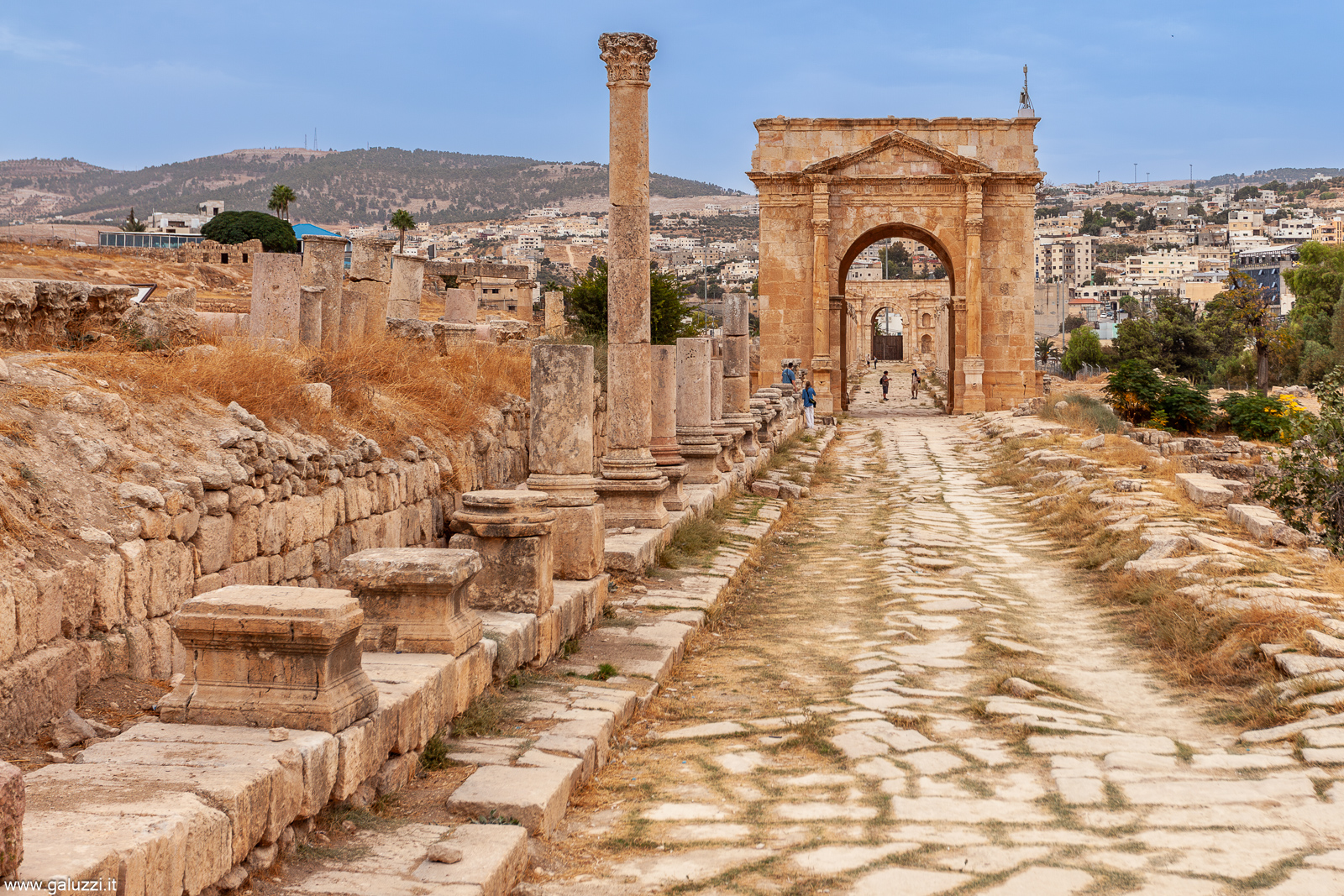 Jerash, Tetrapylon settentrionale con la porta nord sullo sfondo