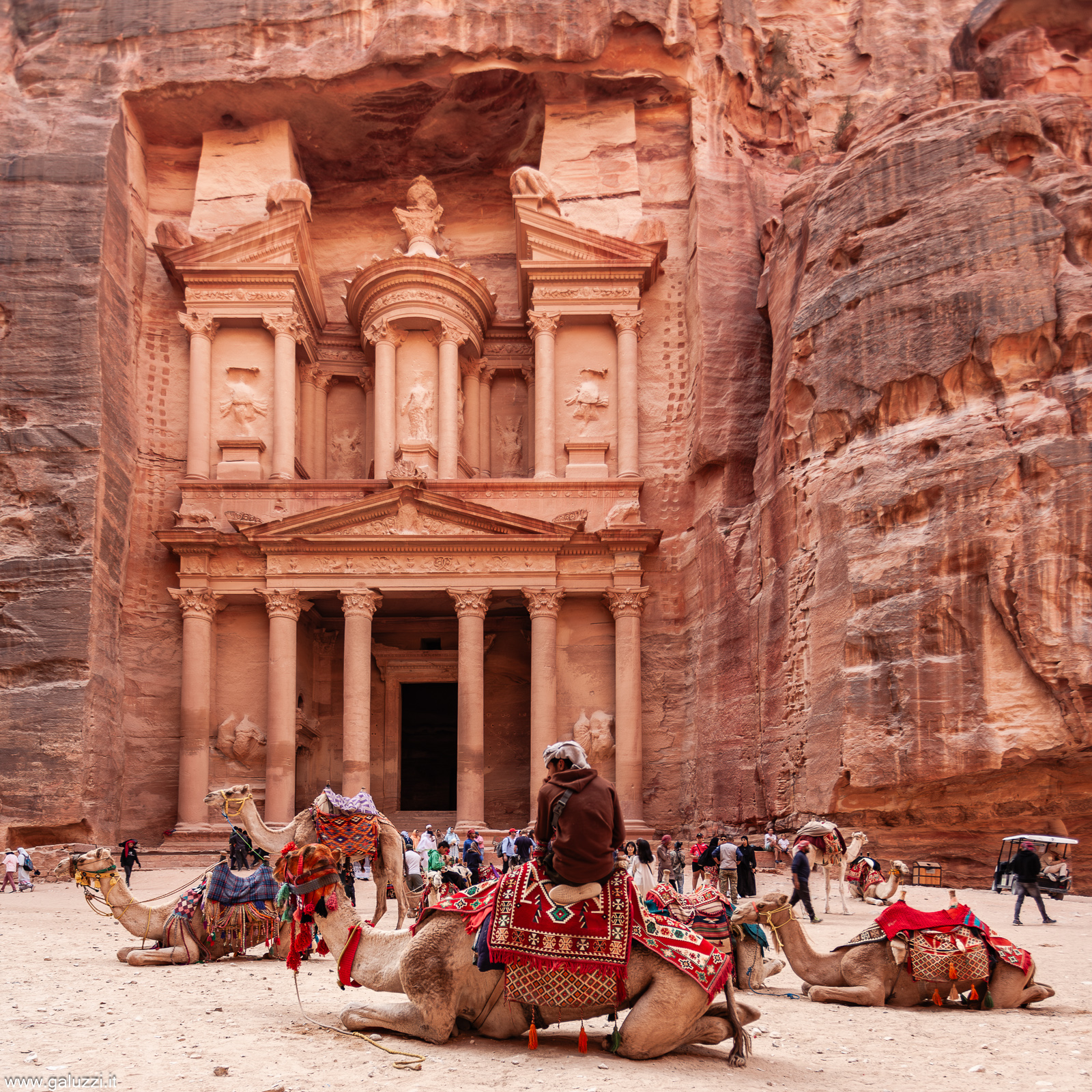 Il più bel monumento di Petra, il Khazine el-Firawn o Tesoro del Faraone