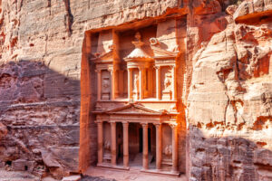 El Khasneh al Faroun (il Tesoro) è un monumento funerario dell'antica città di Petra