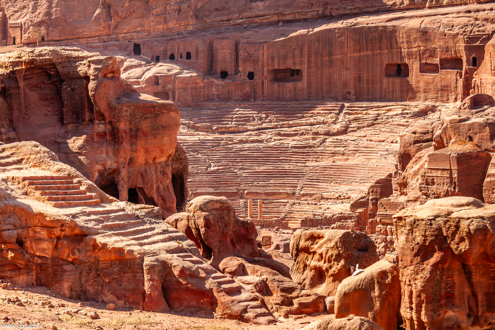 Petra, teatro nabateo, l’unico teatro al mondo scavato nella roccia