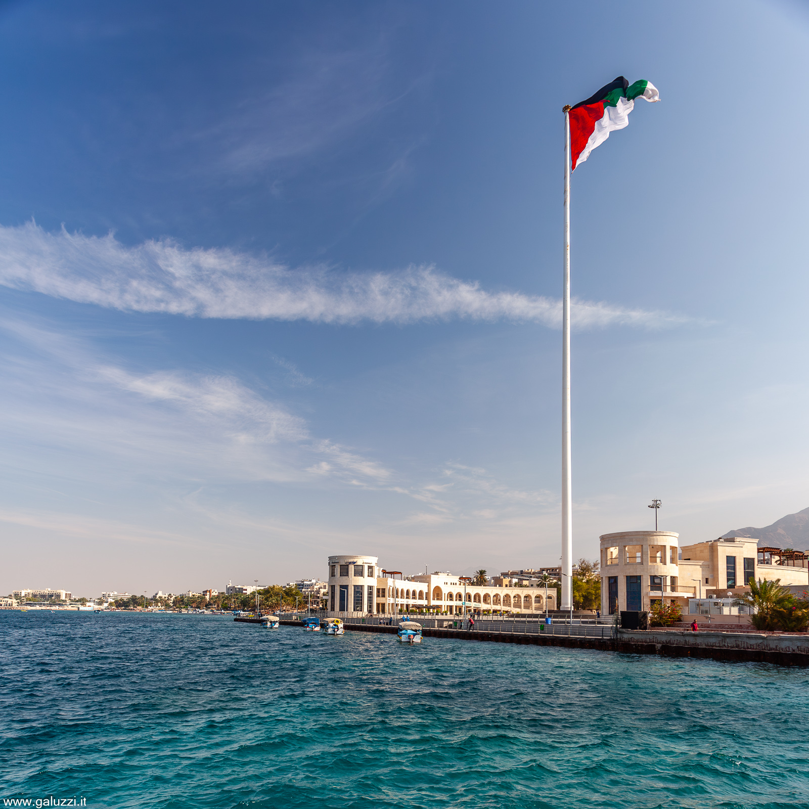 Aqaba e l’asta della bandiera giordana riconoscibile anche dalle coste israeliane, egiziane e saudite