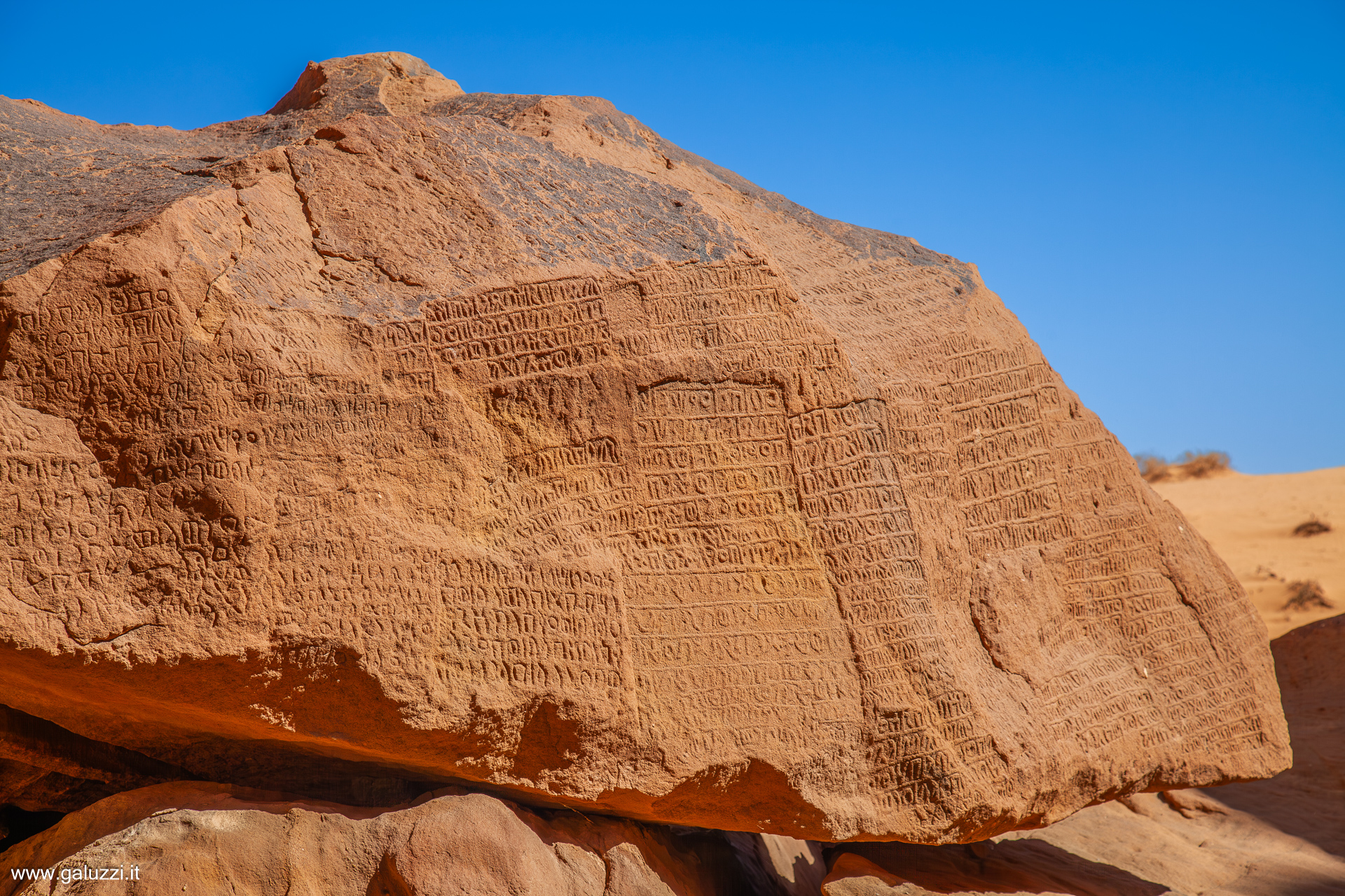 Antiche iscrizioni sul Monte Ikmah nell'Oasi di AlUla