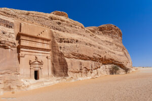 Jabal Banat, 29 tombe scolpite nella roccia arenaria a Hegra, Arabia Saudita