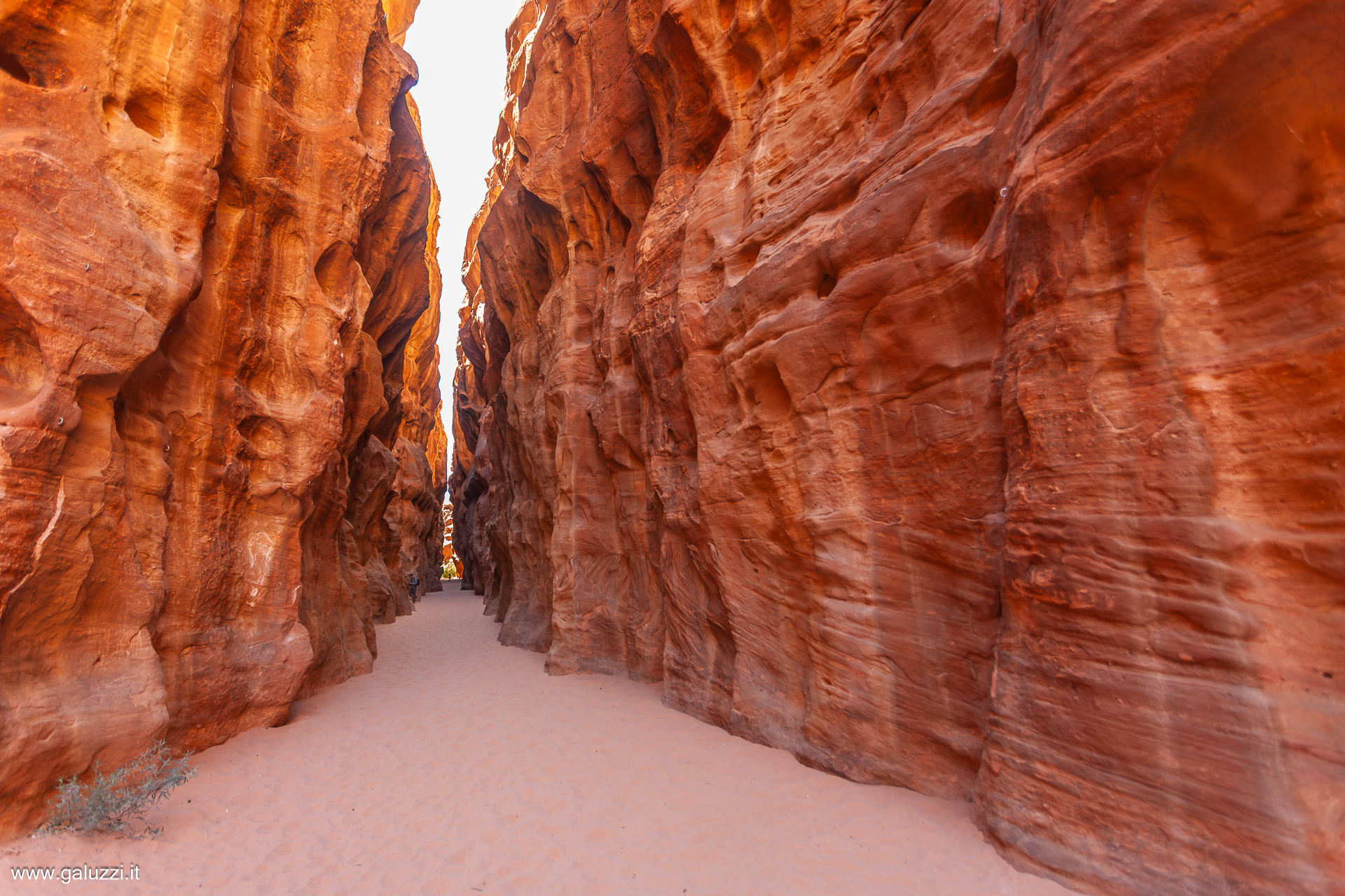 Una fenditura (Siq) tra due affioramenti di roccia nel deserto di Hisma in Arabia Saudita