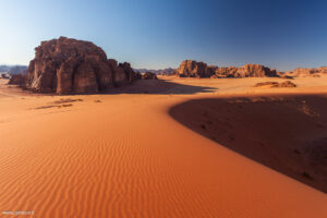 Colline e dune di sabbia multicolori nel deserto di Bajdah in Arabia Saudita