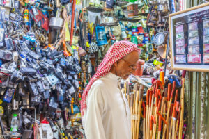 Il Souk Al-Zal di 38.000 metri quadrati è uno dei mercati tradizionali più antichi di Riyadh
