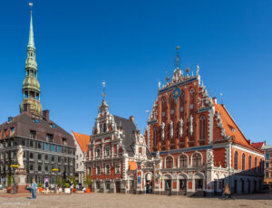 Casa delle Teste Nere (Melngalvju nams) nella piazza del Municipio della città vecchia di Riga