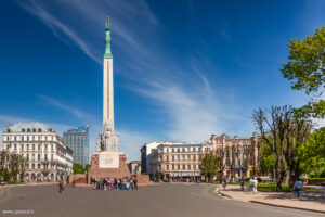 Monumento alla Libertà di Riga alto 42 metri. Milda solleva sopra il capo tre stelle d'oro che simboleggiano le tre regioni della Lettonia: Curlandia, Livonia e Letgallia.