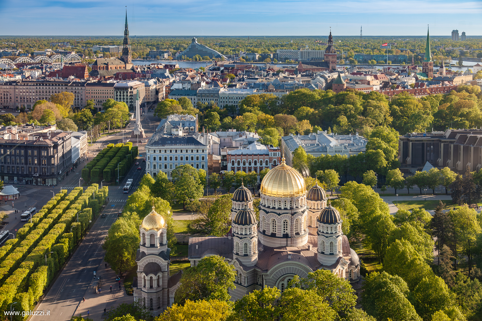 Riga vista dallo Skyline bar. In primo piano la grande Cattedrale Ortodossa trasformata in planetario negli anni dell'occupazione sovietica.