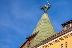 La statua in bronzo che raffigura un gatto con la spina dorsale arcuata, opera di Friedrich Scheffel