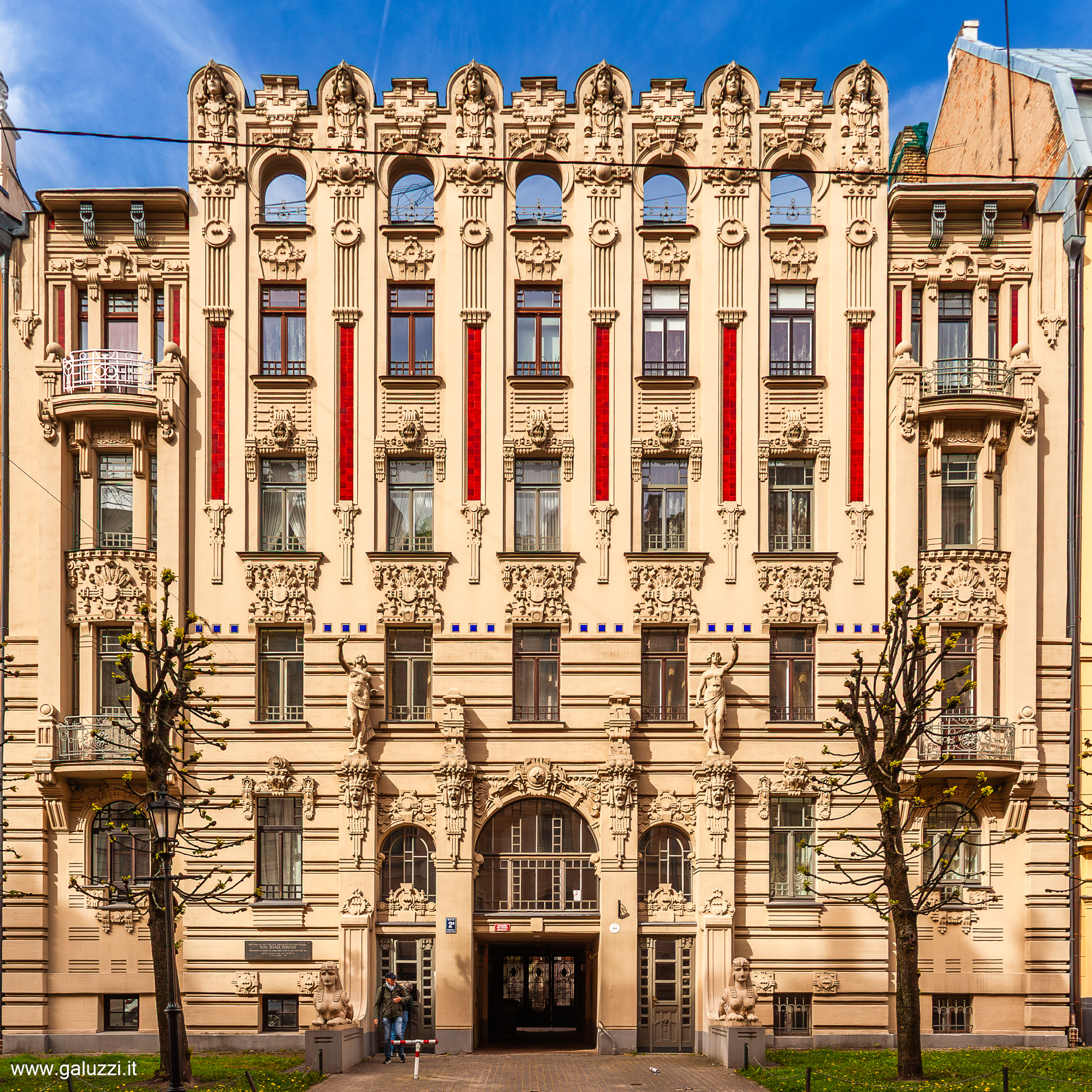 In Alberta iela 2a, il palazzo Boguslavskiy progettato nel 1906 da Michail Osipovič Ėjzenštejn