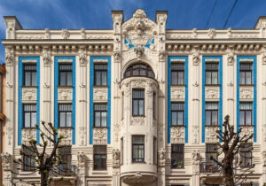 In Alberta iela 8 l'edificio art nouveau progettato nel 1903 da Mikhail Eisenstein