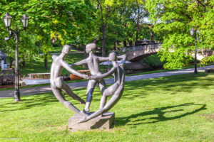 La scultura "Miera Deja" (La danza della pace) di Pãrsla Zaļkalne, 1970
